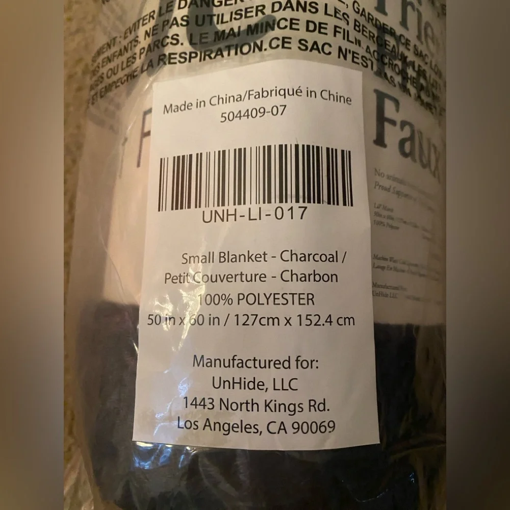 NWT! UnHide For Love Not Fur- Lil' Marshmallow Blanket- Charcoal - 50"x60" - Picture 5 of 7